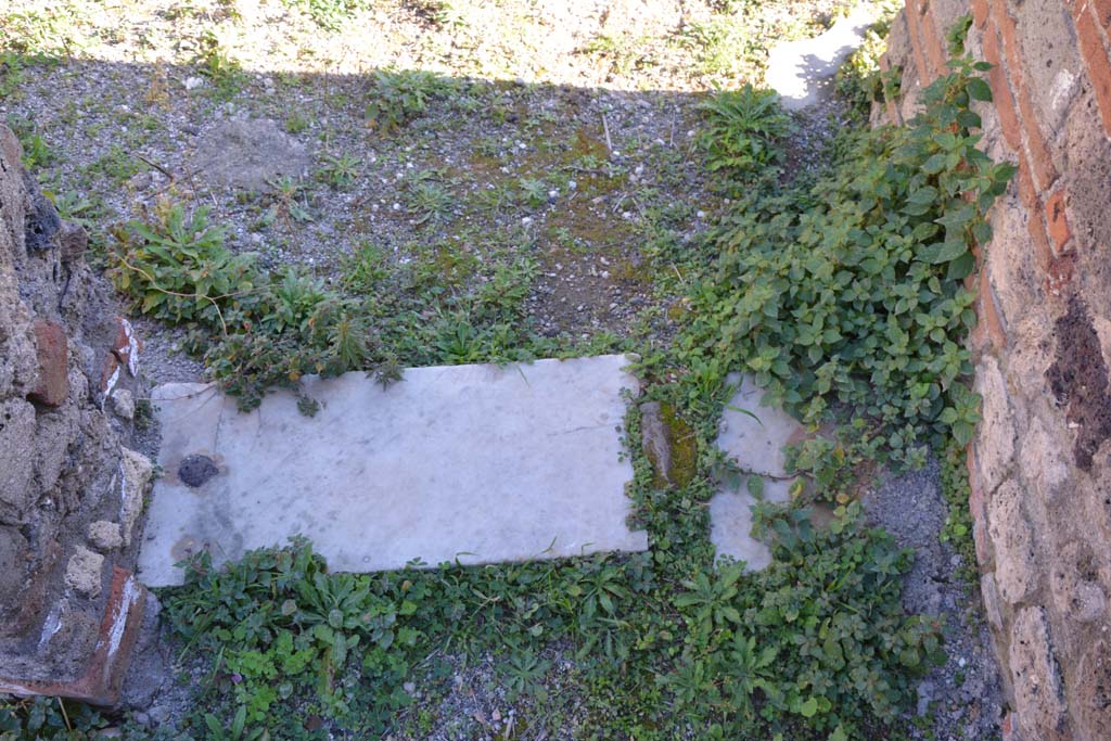 IX.5.14 Pompeii. May 2017. Room �b�, south-west corner of atrium, threshold of doorway into room �m�. 
Foto Christian Beck, ERC Grant 681269 D�COR.

