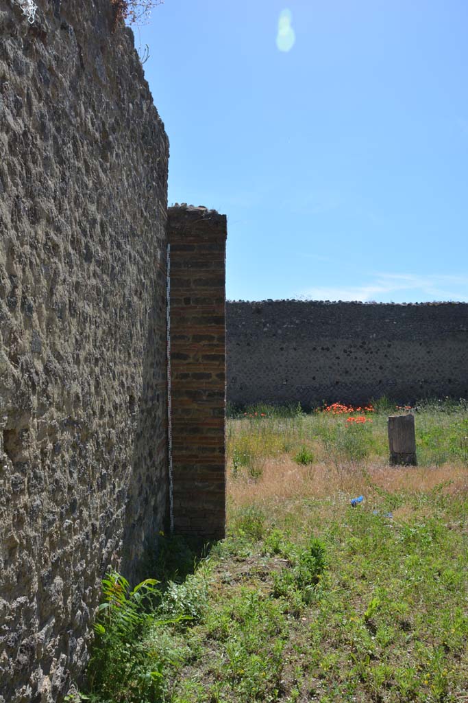 IX.5.14 Pompeii. May 2017. 
Room �m�, looking west along south wall towards east portico of peristyle �k�.
Foto Christian Beck, ERC Grant 681269 D�COR.
