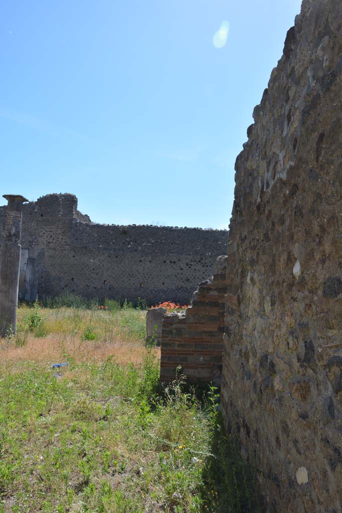 IX.5.14 Pompeii. May 2017. 
Room �m�, looking west along north wall towards east portico of peristyle �k�.
Foto Christian Beck, ERC Grant 681269 D�COR.

