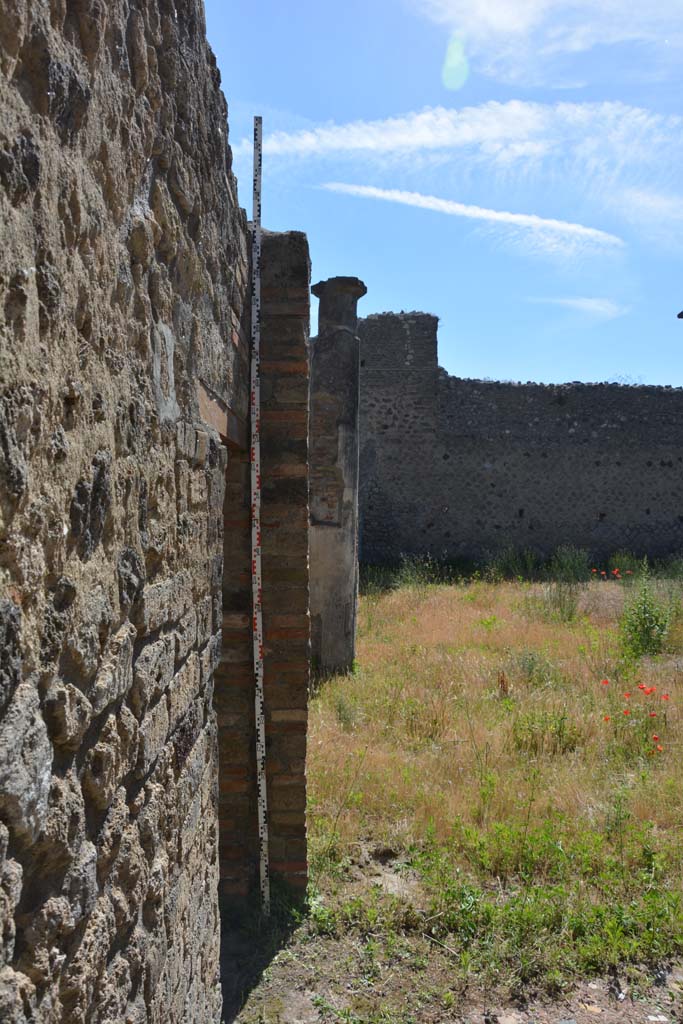 IX.5.14 Pompeii. May 2017. 
Room �n�, south wall, south-west corner, looking west across peristyle.
Foto Christian Beck, ERC Grant 681269 D�COR.
