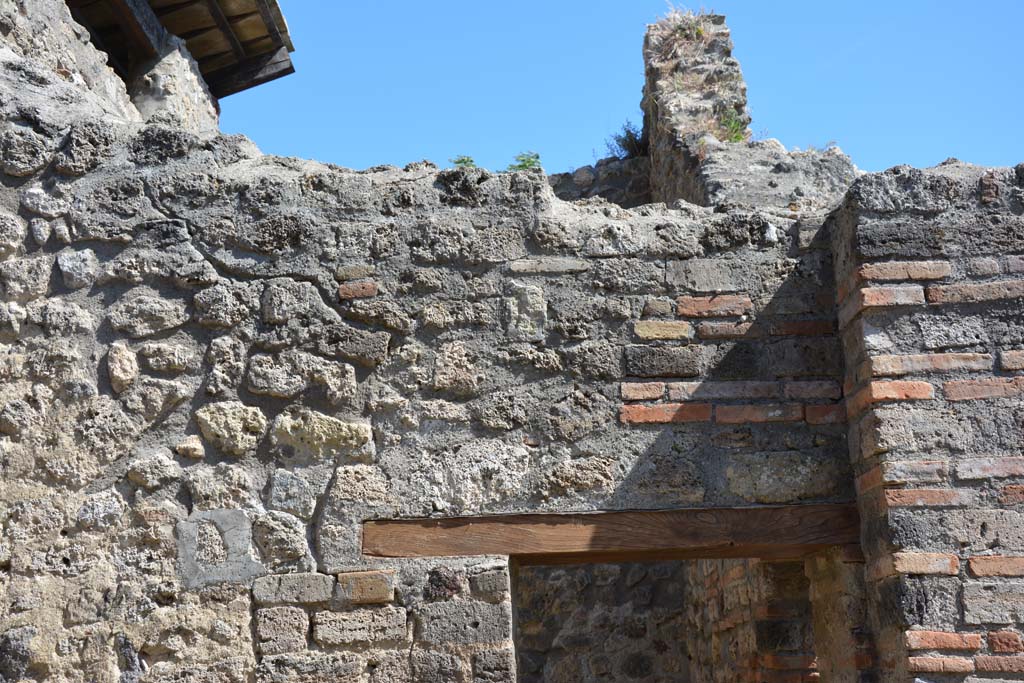 IX.5.14 Pompeii. May 2017. Room �n�, upper south wall, south-west corner above doorway to room �o�. 
Foto Christian Beck, ERC Grant 681269 D�COR.
