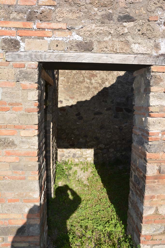 IX.5.14 Pompeii. May 2017. Room �o�, looking east through doorway from east portico �k�.
Foto Christian Beck, ERC Grant 681269 D�COR.

