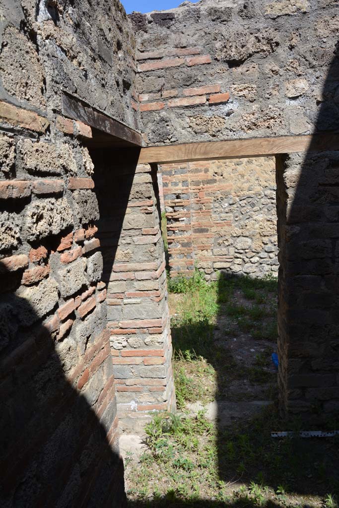 IX.5.14 Pompeii. May 2017. Room �o�, north-west corner, with two doorways. 
The doorway on the left from the east portico, the doorway in the centre leads into room �n�.
Foto Christian Beck, ERC Grant 681269 D�COR.


