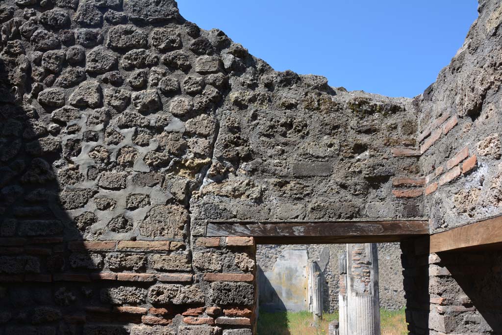 IX.5.14 Pompeii. May 2017. Room �o�, looking towards upper west wall, with doorway to east portico of peristyle �k�.
Foto Christian Beck, ERC Grant 681269 D�COR.


