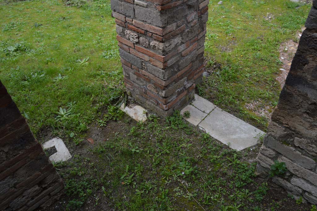 IX.5.14 Pompeii. March 2018. The doorway into room�n� is on the right, the doorway onto the east portico, is on the left.
Foto Taylor Lauritsen, ERC Grant 681269 D�COR.
