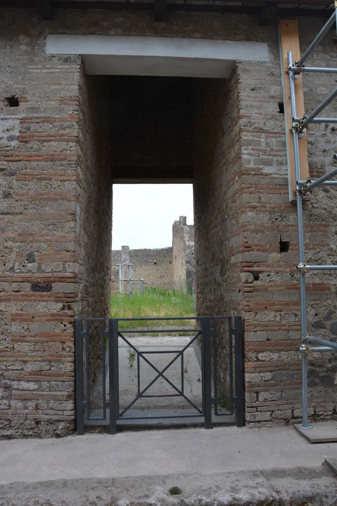 Vicolo del Centenario, Pompeii. May 2017. Looking west towards entrance doorway.
Foto Christian Beck, ERC Grant 681269 DÉCOR.