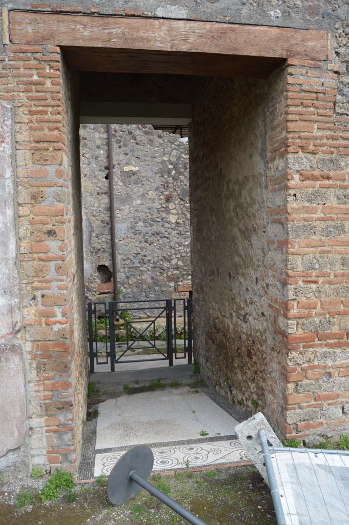 IX.5.14 Pompeii. March 2018.
Looking east from atrium across entrance corridor/fauces towards entrance doorway.
Foto Taylor Lauritsen, ERC Grant 681269 DÉCOR.
