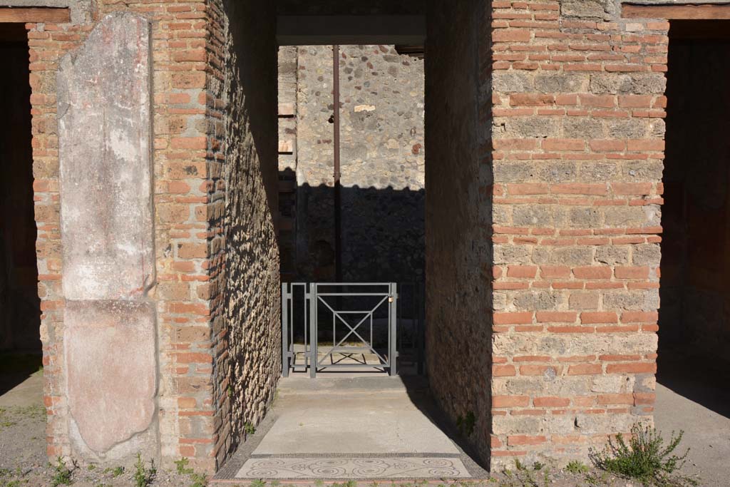 IX.5.14 Pompeii. March 2017. Room “a”, entrance corridor/fauces, looking east towards entrance doorway in Vicolo del Centenario.
Foto Christian Beck, ERC Grant 681269 DÉCOR.