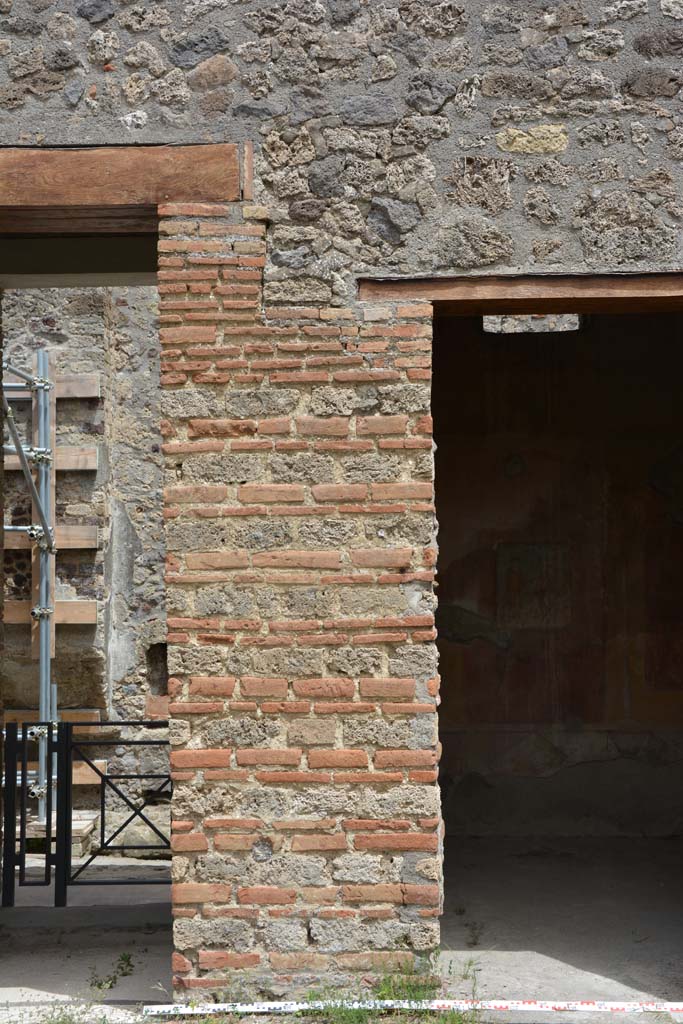 IX.5.14 Pompeii. May 2017.
Room “b”, east side of atrium, pilaster on north side of doorway to room “g”.
Foto Christian Beck, ERC Grant 681269 DÉCOR.