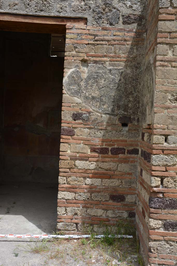 IX.5.14 Pompeii. May 2017.
Room “b”, east side of atrium, pilaster on south side of room “g”.
Foto Christian Beck, ERC Grant 681269 DÉCOR.