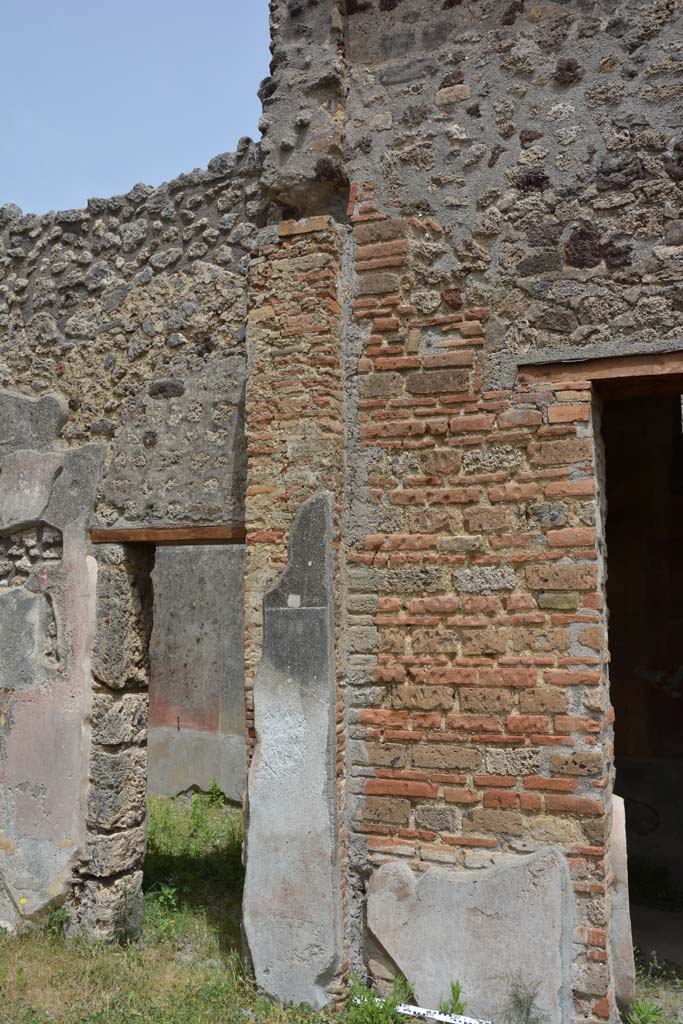 IX.5.14 Pompeii. May 2017.
Room “b”, north-east corner of atrium, with doorway to room “d” in north ala, on left, and pilaster on north side of room “c”, on right.
Foto Christian Beck, ERC Grant 681269 DÉCOR.