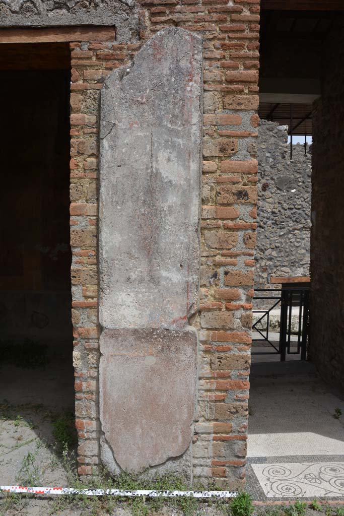 IX.5.14 Pompeii. May 2017.
Room “b”, east side of atrium, south side of doorway to room “c”, on left, and entrance corridor “a”, on right.
Foto Christian Beck, ERC Grant 681269 DÉCOR.