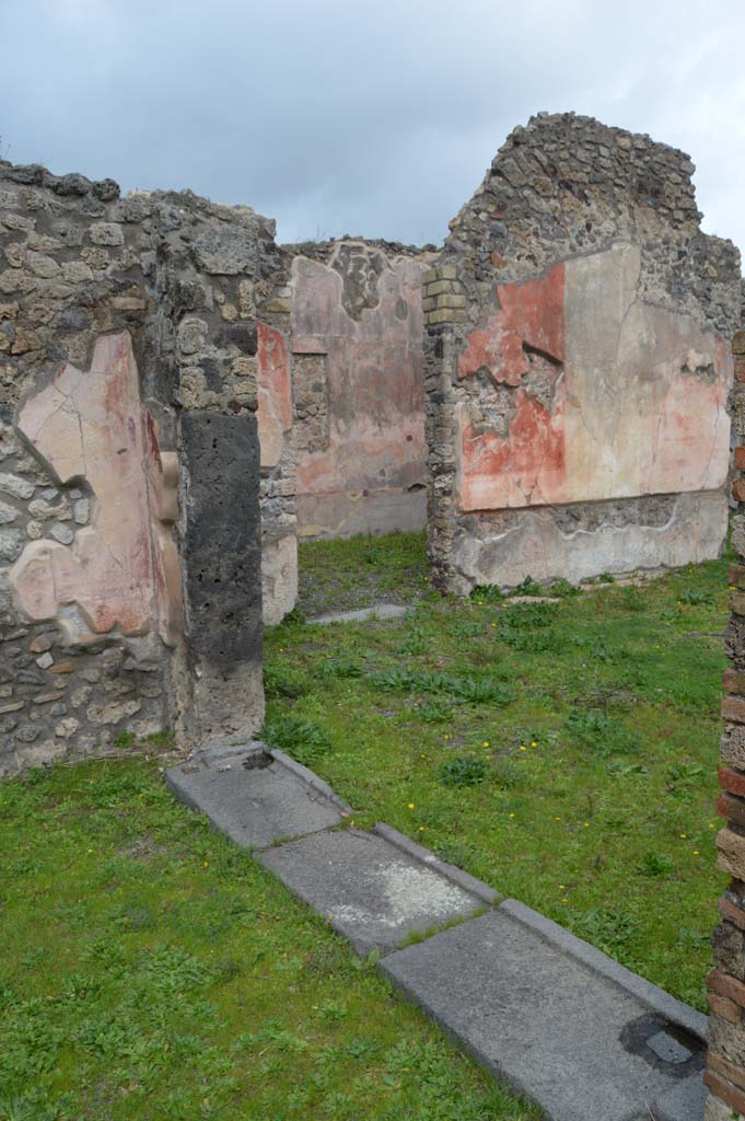 IX.5.14 Pompeii. March 2018. Looking north-east towards doorway to triclinium �f�, from portico �k�. 
Foto Taylor Lauritsen, ERC Grant 681269 D�COR.
