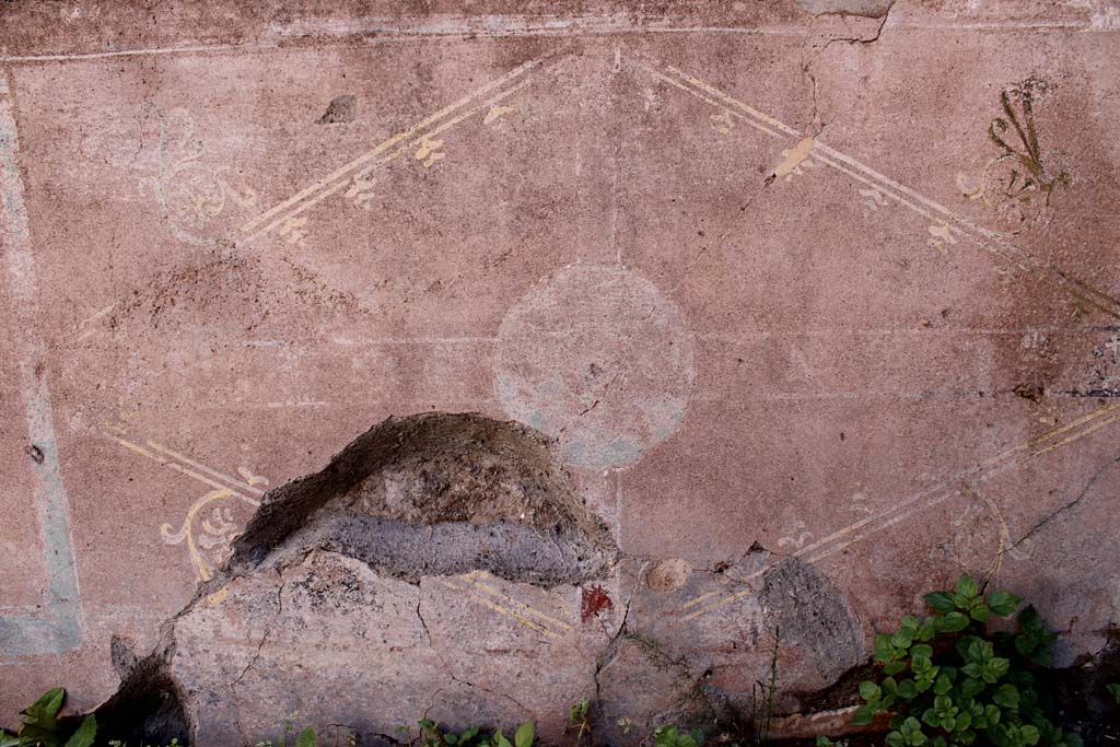 IX.5.14 Pompeii. May 2019. Room �f�, zoccolo on south end of east wall.
Foto Christian Beck, ERC Grant 681269 D�COR.

