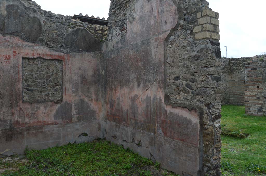 IX.5.14 Pompeii. March 2018. Triclinium �f�, looking towards east wall, on left, and south wall with doorway to atrium, on right.
Foto Taylor Lauritsen, ERC Grant 681269 D�COR.
