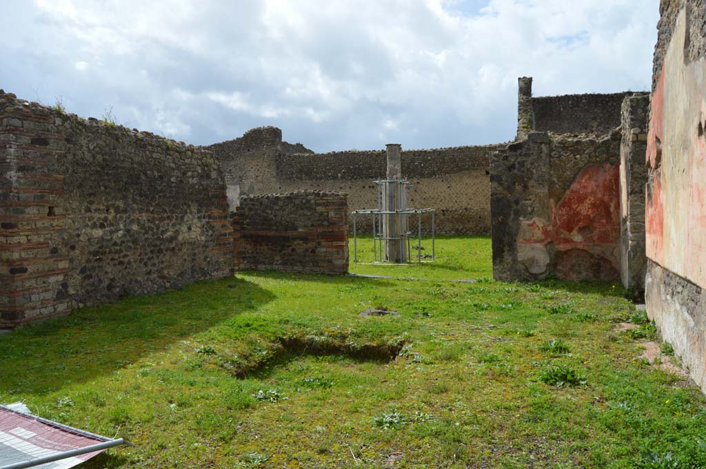 IX.5.14 Pompeii. March 2018. Looking west across impluvium in atrium towards portico �k�, with doorway to triclinium �f�, on right. 
Foto Taylor Lauritsen, ERC Grant 681269 D�COR.




