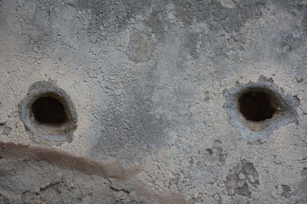 IX.5.14 Pompeii. May 2017. North ala �e�, east wall holes for supports for shelving. 
Foto Christian Beck, ERC Grant 681269 D�COR.

