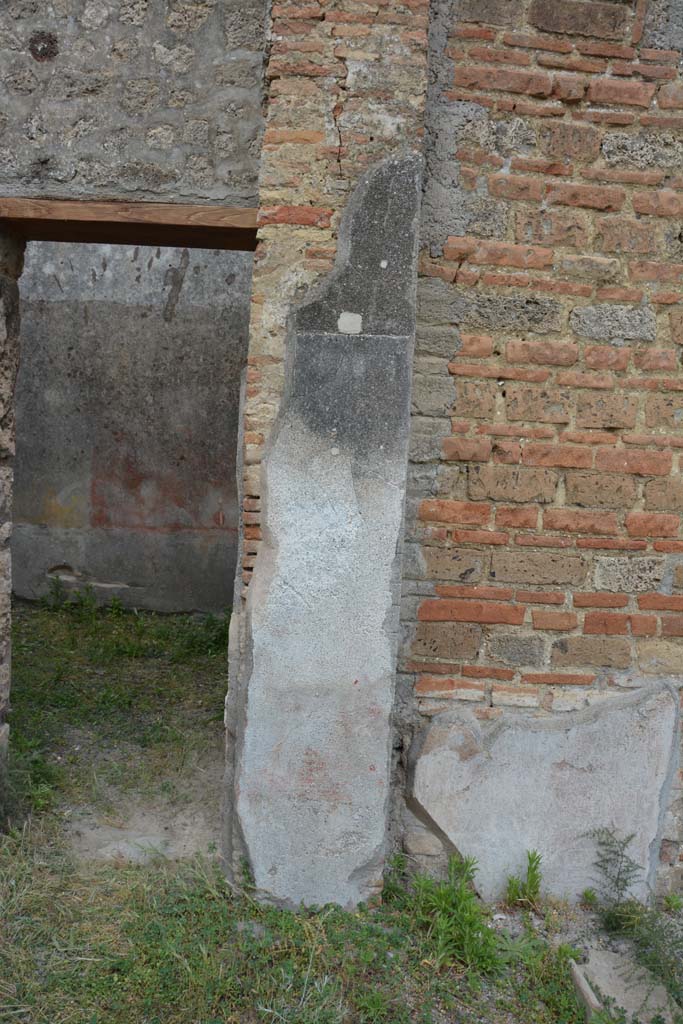 IX.5.14 Pompeii. May 2017. North ala �e�, east wall on south side of doorway to room �d�.
Foto Christian Beck, ERC Grant 681269 D�COR.

