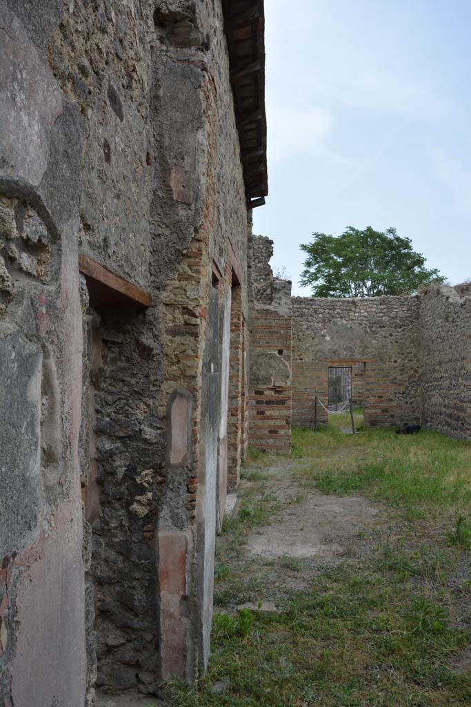 IX.5.14 Pompeii. May 2017. 
North ala �e�, looking south along east wall, across atrium towards south ala �i�, from doorway to room �d�, on left.
Foto Christian Beck, ERC Grant 681269 D�COR.
