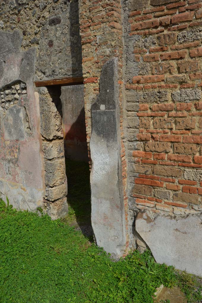 IX.5.14 Pompeii. March 2018. Doorway in east wall of north ala �e�, into room �d�.
Foto Taylor Lauritsen, ERC Grant 681269 D�COR.
