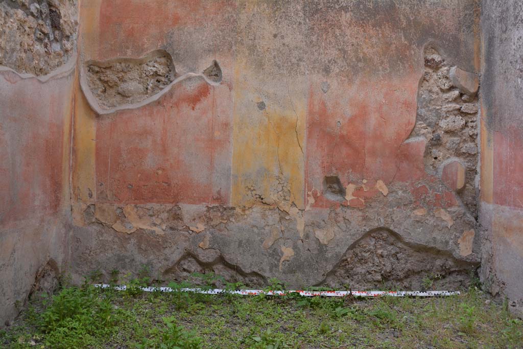 IX.5.14 Pompeii. May 2017. Room �d�, detail from middle and lower area of north wall.
Foto Christian Beck, ERC Grant 681269 D�COR.
