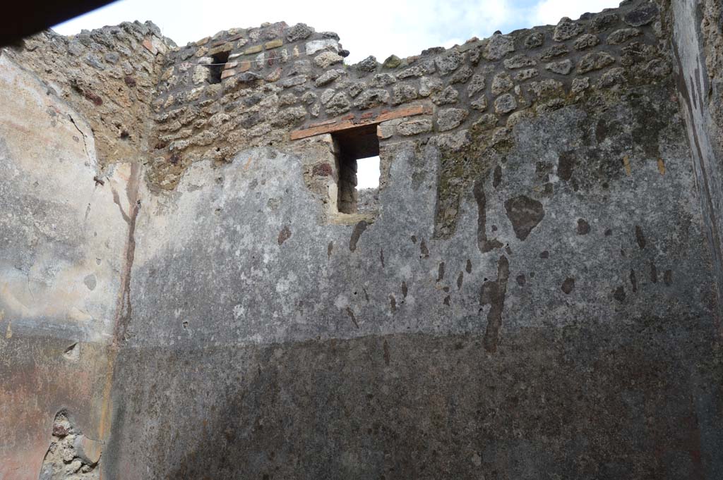IX.5.14 Pompeii. March 2018. Room �d�, a cubiculum. Looking towards east wall with high window overlooking Vicolo del Centenario.
Foto Taylor Lauritsen, ERC Grant 681269 D�COR.
