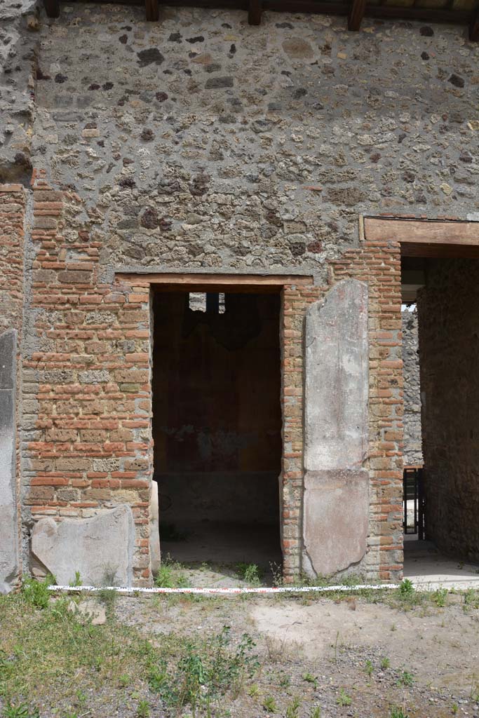 IX.5.14 Pompeii. May 2017. 
Room �c�, doorway on east side of atrium �b�, with entrance corridor �a�, on right.
Foto Christian Beck, ERC Grant 681269 D�COR.
