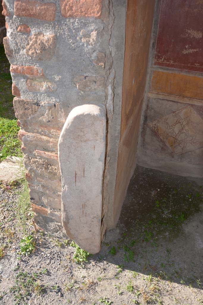 IX.5.14 Pompeii. March 2017. Room �c�, north side of doorway and north-west corner.
Foto Christian Beck, ERC Grant 681269 D�COR.
