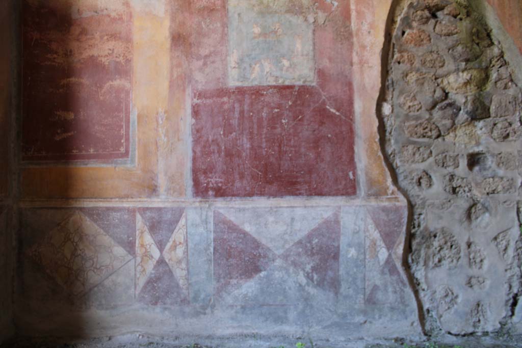 IX.5.14 Pompeii. May 2019. Room �c�, north wall and zoccolo of cubiculum.
Foto Christian Beck, ERC Grant 681269 D�COR.


