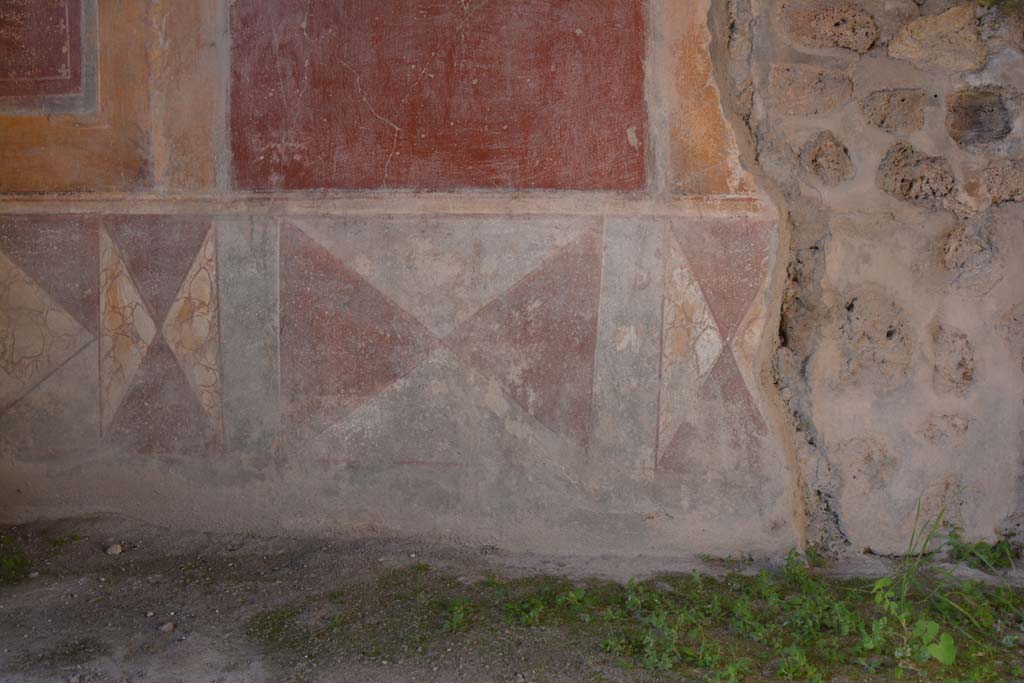 IX.5.14 Pompeii. March 2017. Room �c�, detail from centre and east end of zoccolo on north wall.
Foto Christian Beck, ERC Grant 681269 D�COR.
