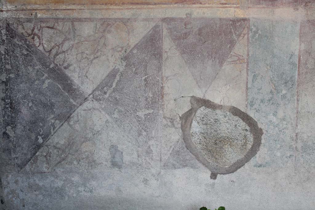 IX.5.14 Pompeii. May 2019. Room �c�, detail of zoccolo on east wall at north end.
Foto Christian Beck, ERC Grant 681269 D�COR.
