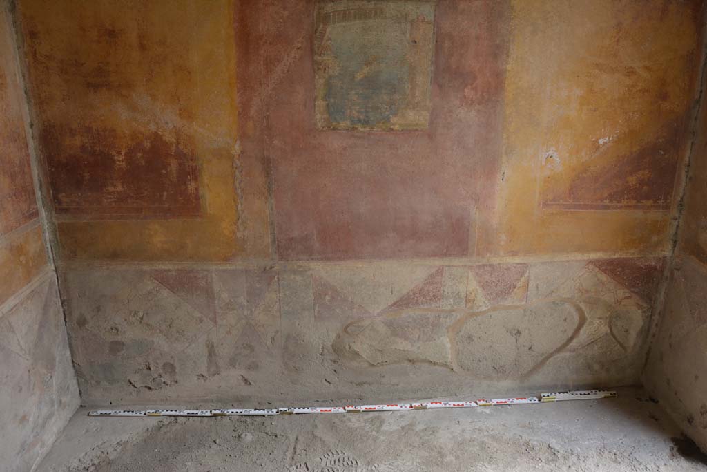 IX.5.14 Pompeii. May 2017. Room �c�, zoccolo on lower south wall and flooring. 
Foto Christian Beck, ERC Grant 681269 D�COR.


