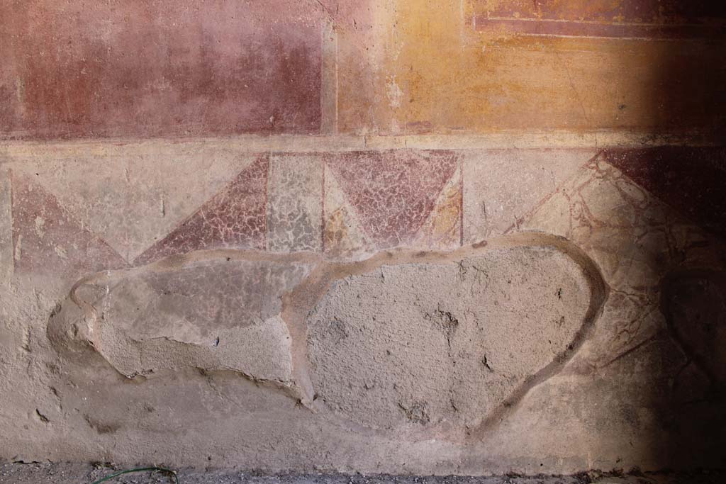 IX.5.14 Pompeii. May 2019. Room �c�, zoccolo on south wall at west end.
Foto Christian Beck, ERC Grant 681269 D�COR.
