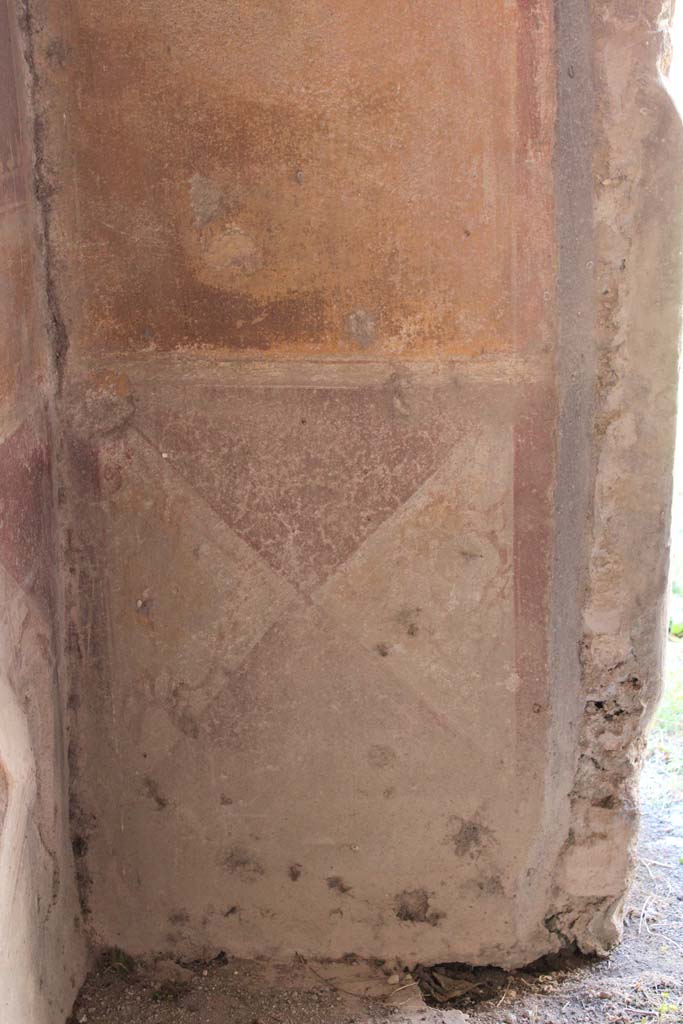 IX.5.14 Pompeii. May 2019. Room �c�, west wall and zoccolo in south-west corner.
Foto Christian Beck, ERC Grant 681269 D�COR.
