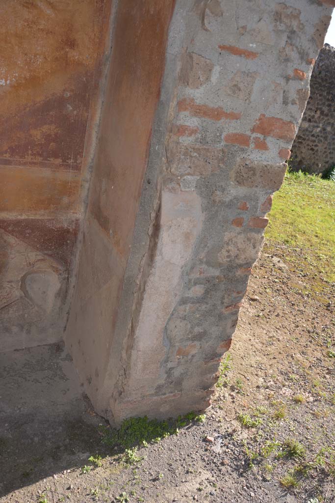 IX.5.14 Pompeii. March 2017. Room �c�, north side of doorway and south-west corner.
Foto Christian Beck, ERC Grant 681269 D�COR.
