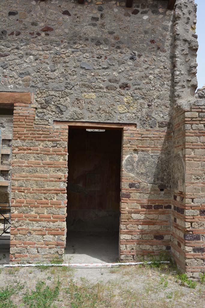 IX.5.14 Pompeii. May 2017. 
Room �g�, doorway on east side of atrium �b�, with entrance corridor �a�, on left.
Foto Christian Beck, ERC Grant 681269 D�COR.
