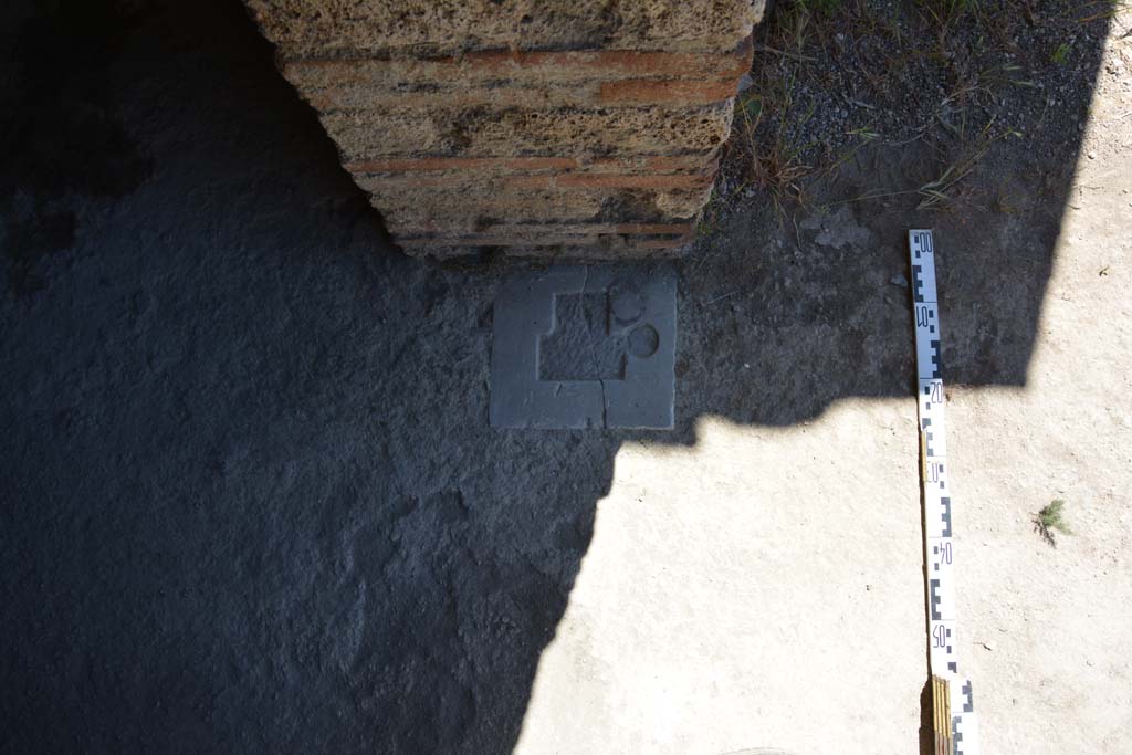 IX.5.14 Pompeii. May 2017. Room �g�, south side of doorway into room �g�.
Foto Christian Beck, ERC Grant 681269 D�COR.

