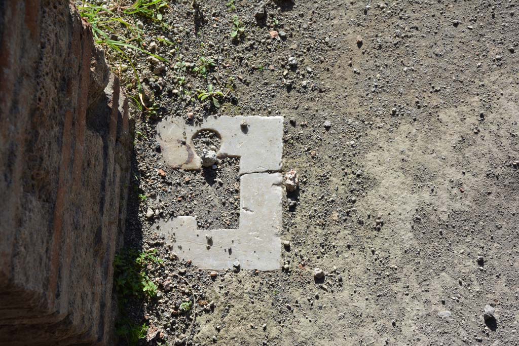 IX.5.14 Pompeii. March 2017. Room �g�, detail of doorway at south end.
Foto Christian Beck, ERC Grant 681269 D�COR.
