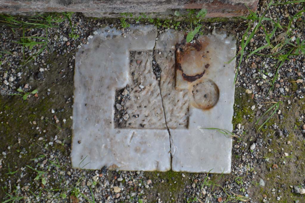 IX.5.14 Pompeii. March 2018. Room �g�, marble door seating at south end of door. 
Foto Taylor Lauritsen, ERC Grant 681269 D�COR.
