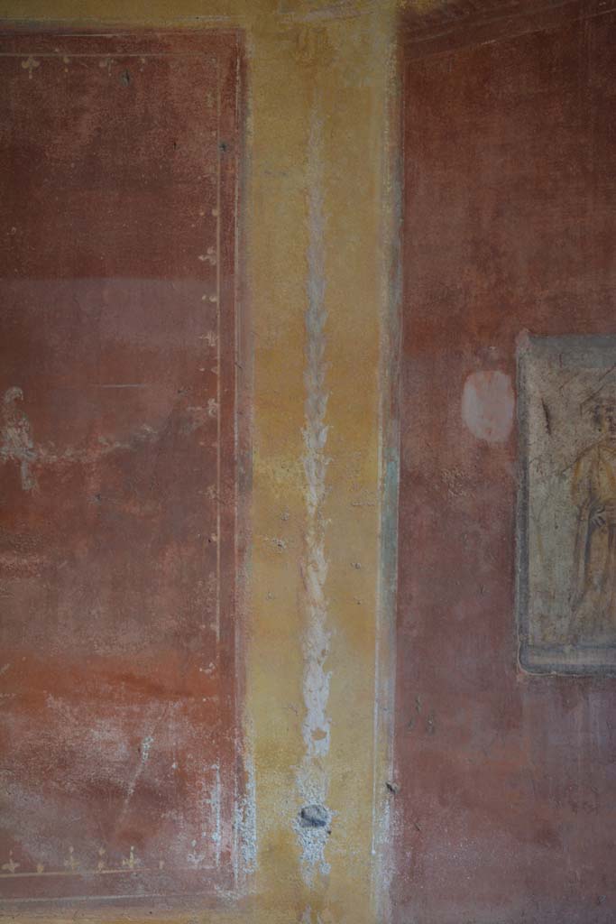 IX.5.14 Pompeii. May 2017. 
Room �g�, detail of painted candelabra on west side of central painting on north wall.
Foto Christian Beck, ERC Grant 681269 D�COR.
