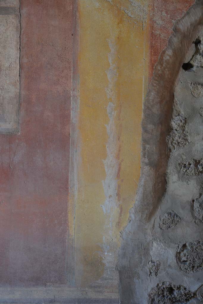 IX.5.14 Pompeii. May 2017. 
Room �g�, detail of painted candelabra on east side of central painting on north wall.
Foto Christian Beck, ERC Grant 681269 D�COR.
