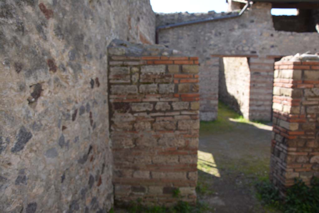 IX.5.16 Pompeii. March 2017. Room b�, looking towards west wall in south-west corner, with doorway into atrium a�.   
Foto Christian Beck, ERC Grant 681269 D�COR.
