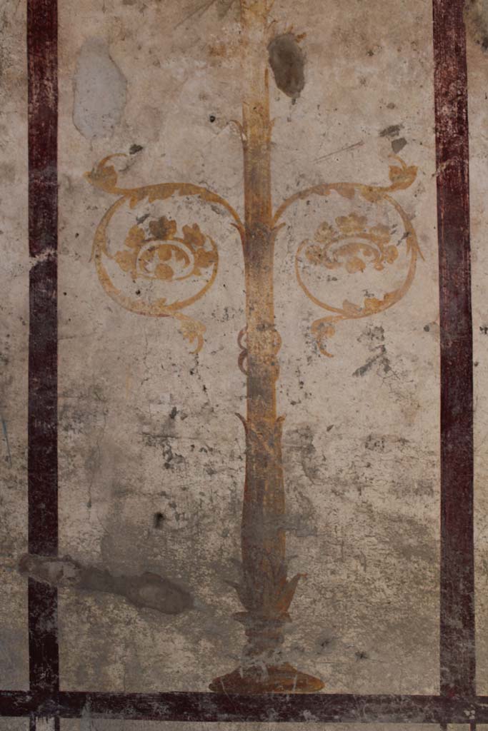 IX.5.16 Pompeii. May 2019. Room f’, detail of base of candelabra in centre of north wall.
Foto Christian Beck, ERC Grant 681269 DÉCOR.