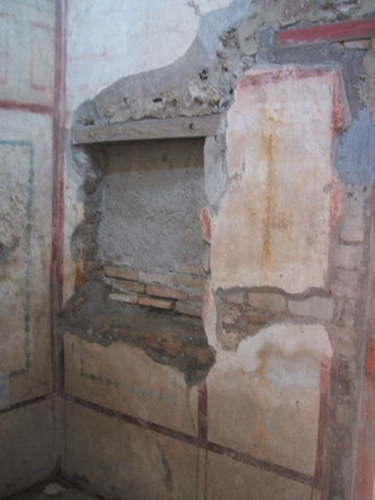 IX.5.16 Pompeii. May 2005.
Cubiculum f’, east wall in north-east corner, with blocked window to atrium a’.