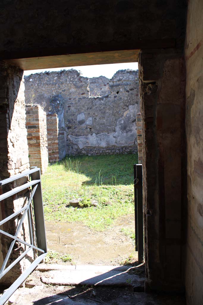 IX.5.16 Pompeii. May2019. Room f’, looking east through doorway into atrium a’.
Foto Christian Beck, ERC Grant 681269 DÉCOR.