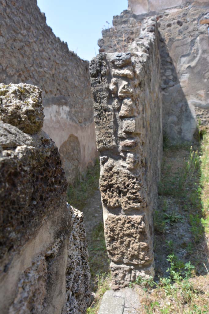 IX.5.6 Pompeii. May 2017. 
Room q, looking towards north side of doorway leading from corridor y.
The doorway into room x, is on the right.
Foto Christian Beck, ERC Grant 681269 D�COR.
