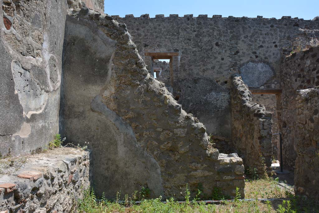 IX.5.17/6 Pompeii. May 2017. 
Room x, looking towards south wall, with doorway to room q, on right, leading into corridor y, and towards entrance doorway.
Foto Christian Beck, ERC Grant 681269 D�COR.
