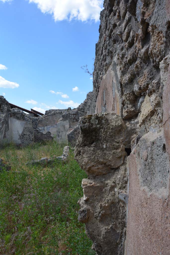 IX.5.18 Pompeii. May 2017. Room i, looking north along east wall towards north-east corner.
Foto Christian Beck, ERC Grant 681269 DÉCOR.
