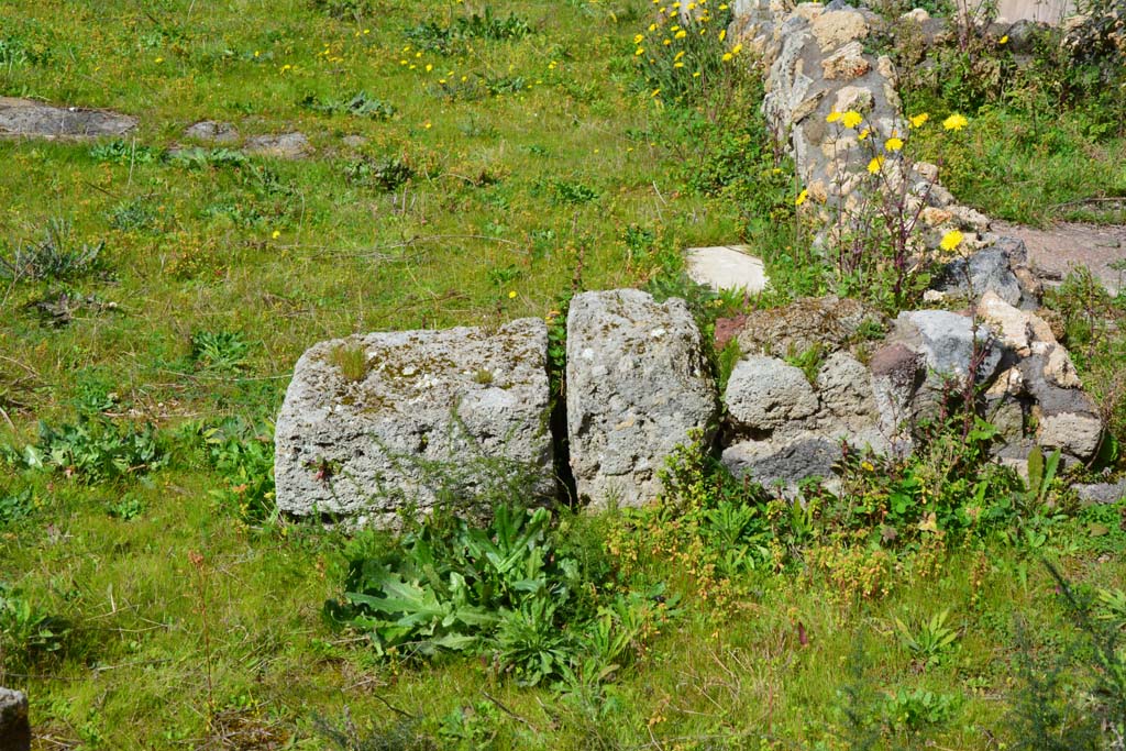 IX.5.18 Pompeii. March 2017. Room “k” / atrium “b”, looking north to small wall in north-east corner.
Foto Christian Beck, ERC Grant 681269 DÉCOR.
