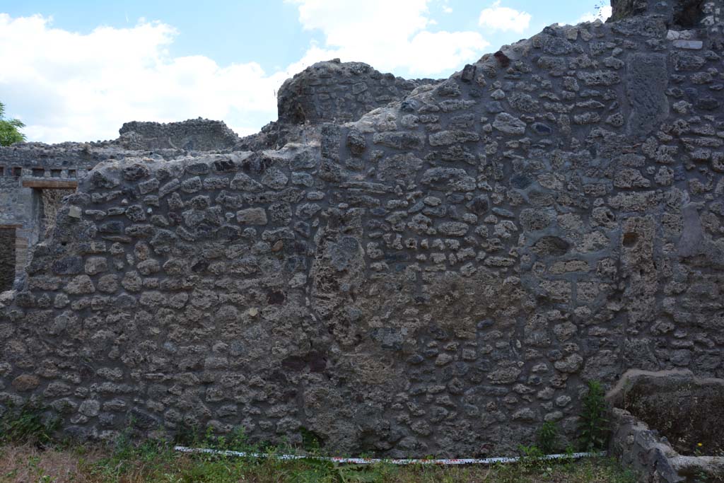 IX.5.18 Pompeii. May 2017. Room “q”, looking towards south wall on east side of tub/basin.
Foto Christian Beck, ERC Grant 681269 DÉCOR.
